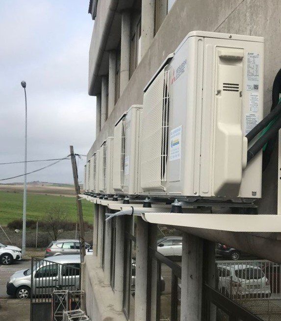 Mantener el aire de tu oficina limpio y el ambiente climatizado aumentará el rendimiento de tus empleados, mejorarás la comodidad de tus clientes y evitará que tus equipos electrónicos se estropeen ante las altas temperaturas Mantener el aire de tu oficina limpio y el ambiente climatizado aumentará el rendimiento de tus empleados, mejorarás la comodidad de tus clientes y evitará que tus equipos electrónicos se estropeen ante las altas temperaturas